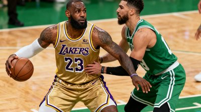 NBA总决赛直播画面，湖人队金色球衣对阵凯尔特人绿色球衣，计时器显示第四节剩余3分28秒，比分胶着在98比96